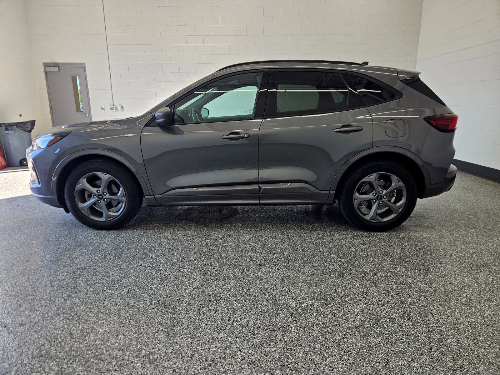 Used 2024 Ford Escape ST-Line w/ Tech Pack #1 FWD image 2