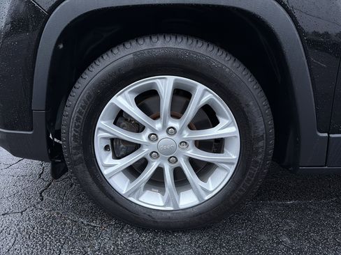 Used 2021 Jeep Cherokee Latitude image 11