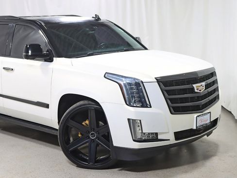 Used 2016 Cadillac Escalade Premium image 2