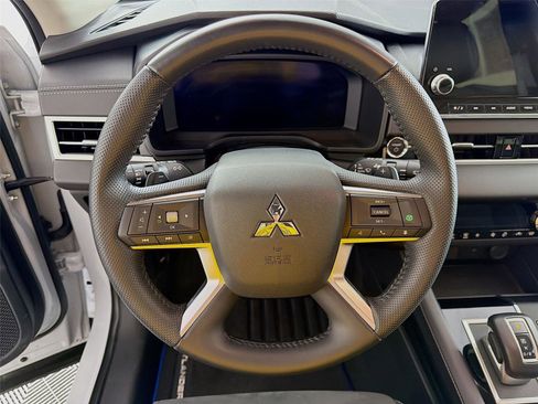 Used 2024 Mitsubishi Outlander 4WD Plug-In Hybrid image 12