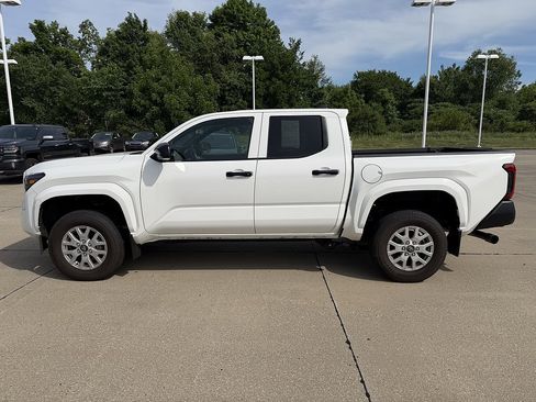 Used 2024 Toyota Tacoma SR AWD/4WD image 3