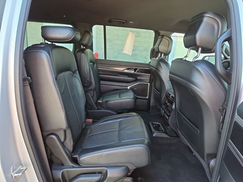 Used 2024 Jeep Wagoneer L Series II w/ Flexible Seating Group RWD image 16