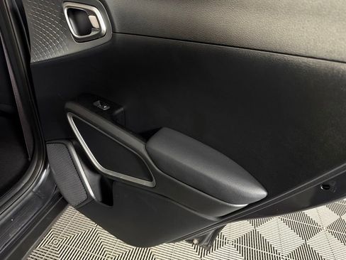 Used 2025 Kia Soul LX w/ LX Technology Package FWD image 29