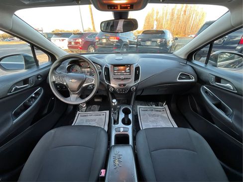 Used 2017 Chevrolet Cruze LT FWD image 28