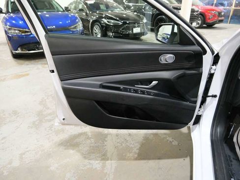 Used 2025 Hyundai Elantra SEL image 17