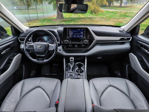 Used 2020 Toyota Highlander XLE image 2