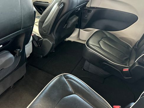 Certified 2023 Chrysler Pacifica Limited image 12