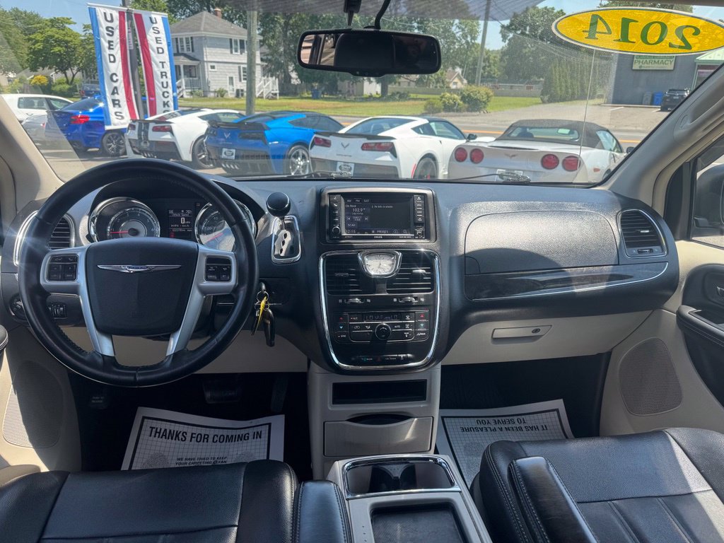 Used 2014 Chrysler Town & Country Touring FWD image 30