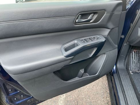 Used 2025 Nissan Pathfinder SV image 18