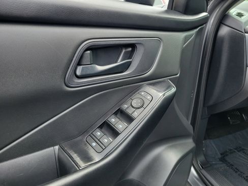 Used 2024 Nissan Rogue S AWD/4WD image 18