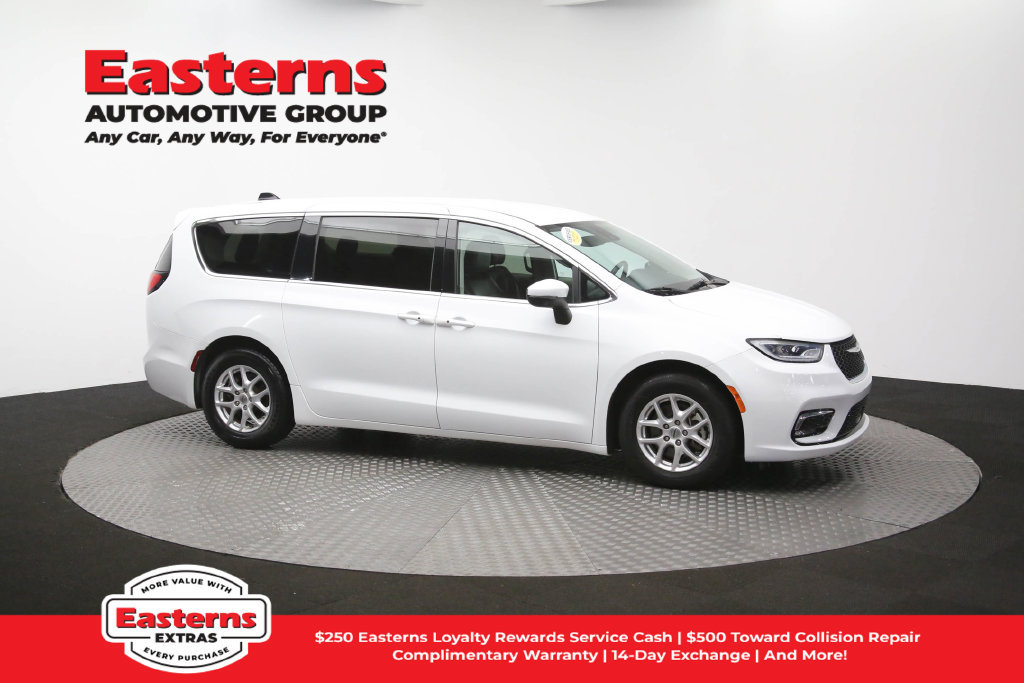 Used 2023 Chrysler Pacifica Touring-L FWD image 46