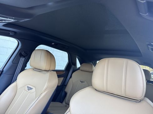 Used 2022 Bentley Bentayga V8 image 16