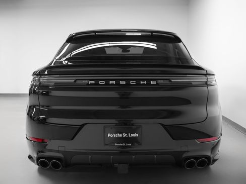 Certified 2024 Porsche Cayenne Turbo AWD/4WD image 11