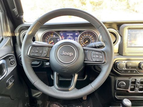 Used 2023 Jeep Gladiator Sport image 13