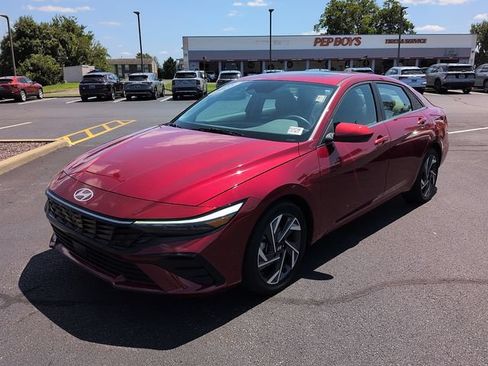 Used 2025 Hyundai Elantra SEL FWD image 3