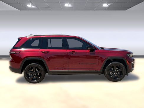 Used 2024 Jeep Grand Cherokee Limited w/ Black Appearance Package AWD/4WD image 8