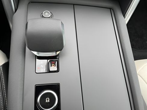 Certified 2025 Land Rover Discovery Dynamic SE image 27