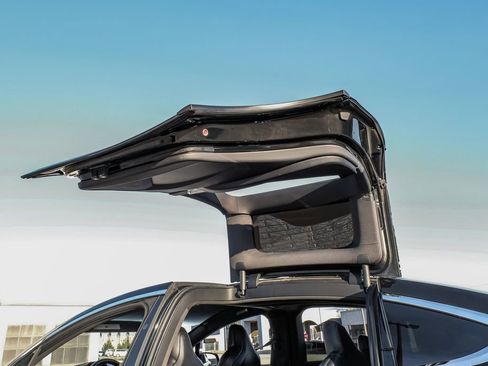 Used 2018 Tesla Model X 75D image 37