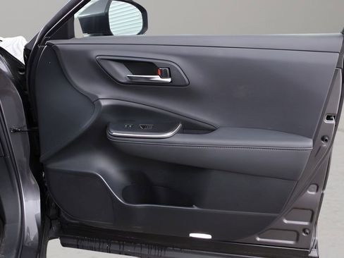 Used 2023 Toyota Crown Limited image 16