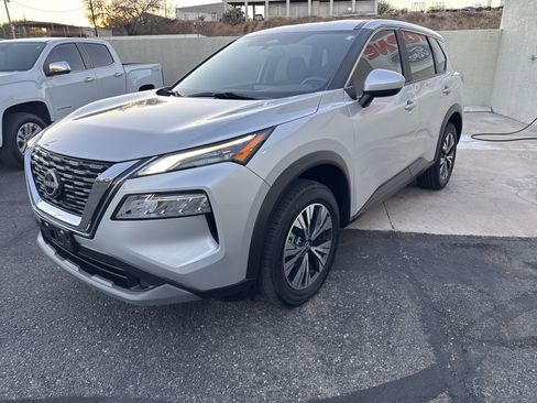 Used 2023 Nissan Rogue SV image 3