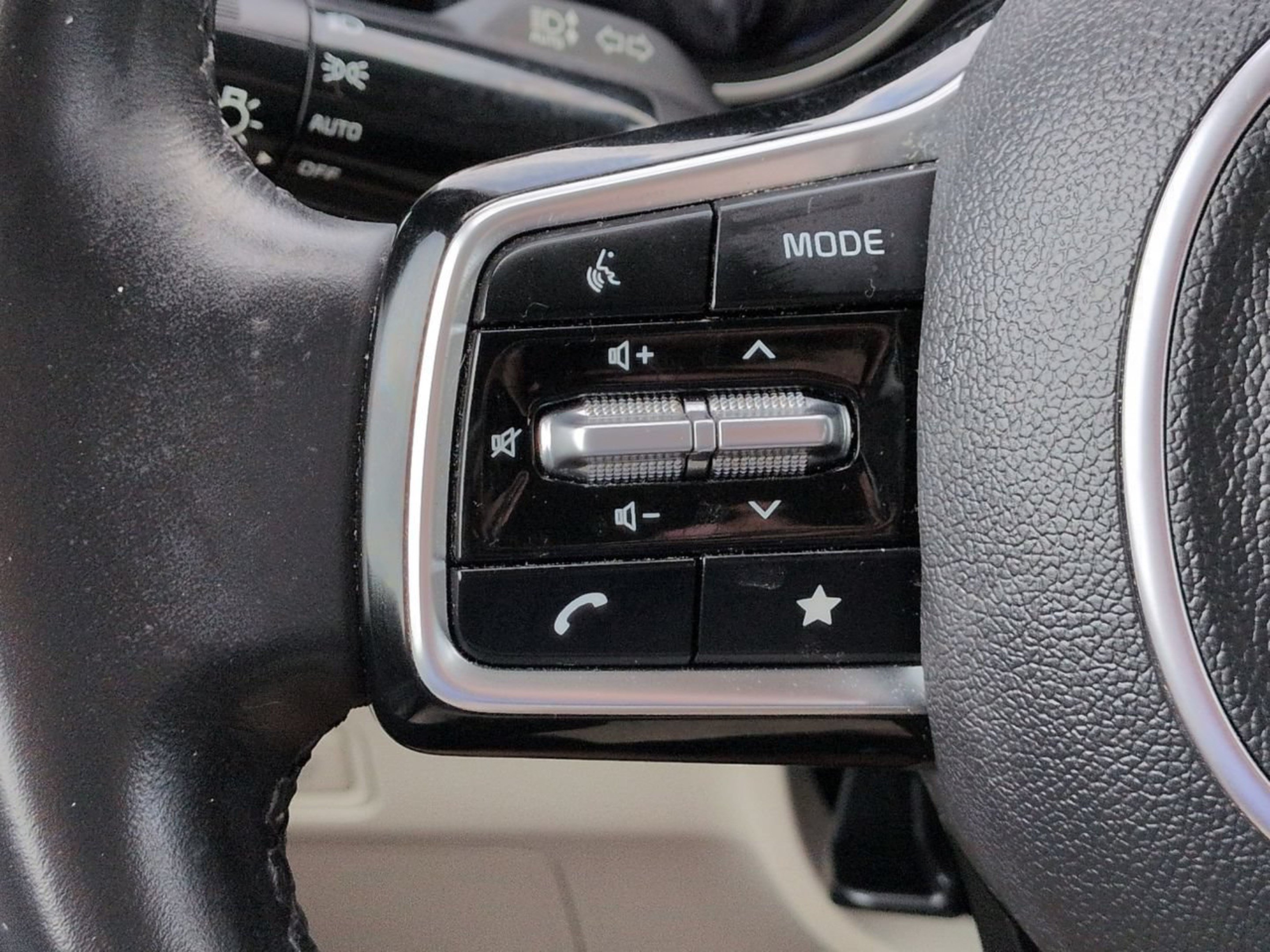 Certified 2023 Kia Carnival EX FWD image 32