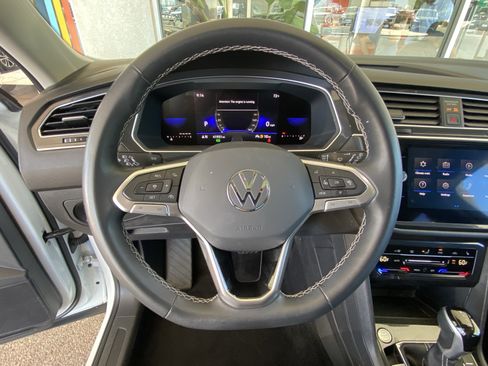 Used 2023 Volkswagen Tiguan SE w/ Panoramic Sunroof Package FWD image 20