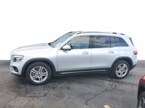 Used 2021 Mercedes-Benz GLB 250 4MATIC w/ Premium Package image 4