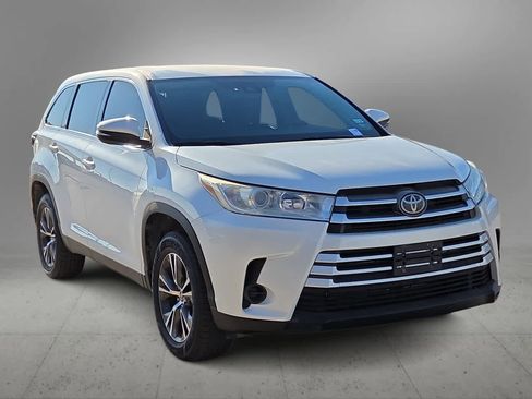 Used 2019 Toyota Highlander LE image 3