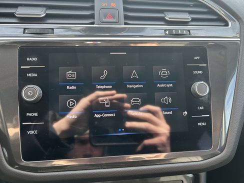 Used 2022 Volkswagen Tiguan SE image 12