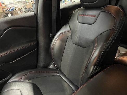 Used 2022 Jeep Cherokee Trailhawk w/ Technology Group image 21