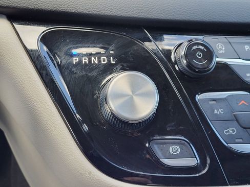 Used 2023 Chrysler Pacifica Touring-L FWD image 11