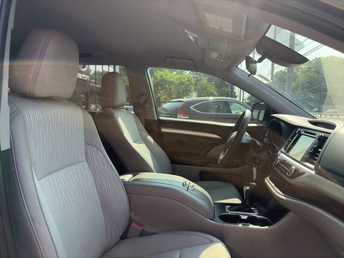 Used 2019 Toyota Highlander Plus AWD/4WD image 25