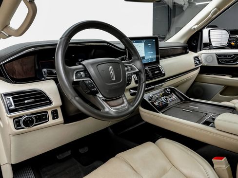 Used 2021 Lincoln Navigator Reserve image 2
