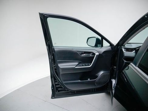 Used 2022 Toyota RAV4 XLE image 22