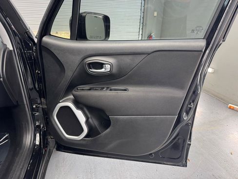 Used 2020 Jeep Renegade Latitude FWD image 13