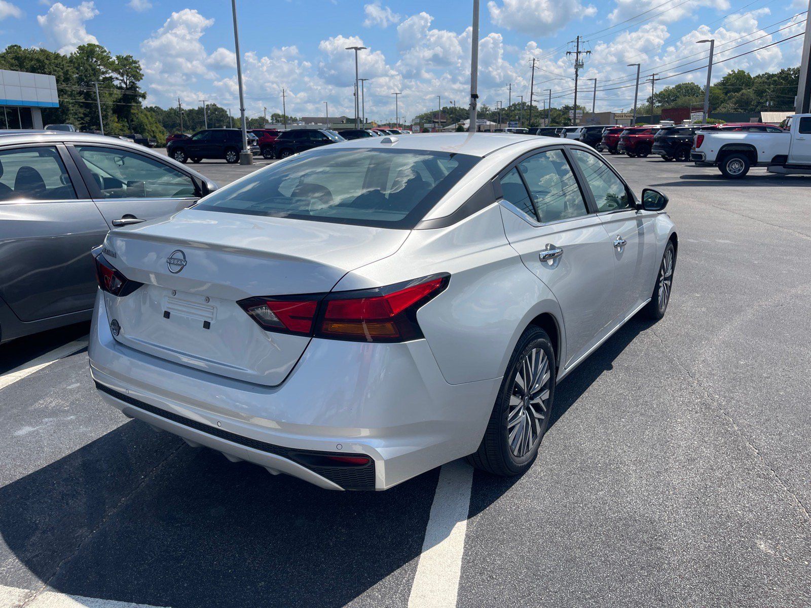 Used 2025 Nissan Altima 2.5 SV FWD image 15