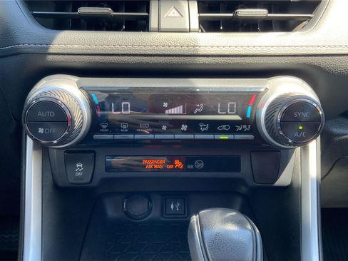 Used 2019 Toyota RAV4 XLE AWD/4WD image 32