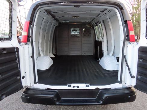 Used 2015 Chevrolet Express 2500 image 18