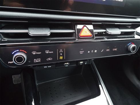 Certified 2023 Kia Niro EX image 16