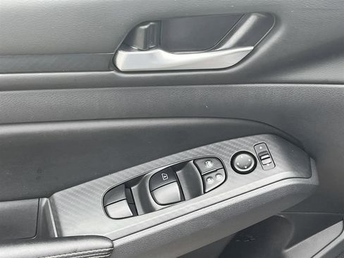 Used 2025 Nissan Altima 2.5 SV FWD image 14