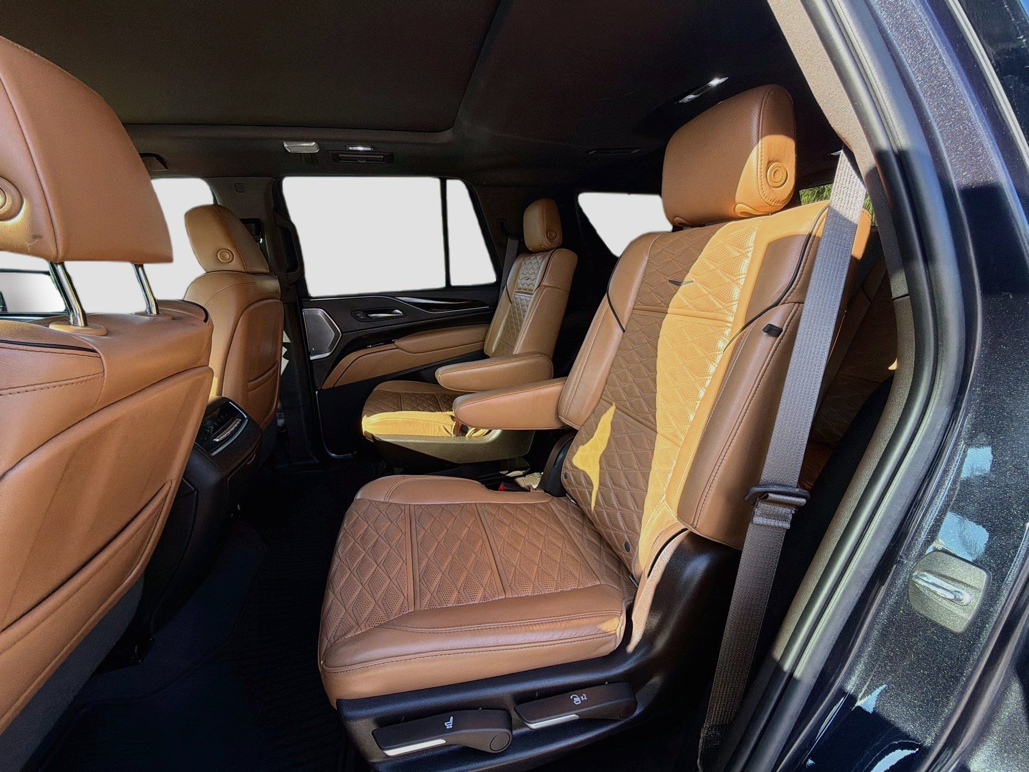 Used 2022 Cadillac Escalade Premium Luxury w/ Performance Package AWD/4WD image 23