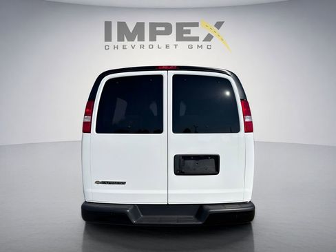 Used 2025 Chevrolet Express 3500 LS RWD image 3