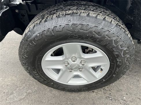Used 2022 Jeep Gladiator Sport image 16