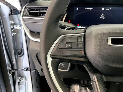 Used 2025 Jeep Grand Cherokee Altitude image 21