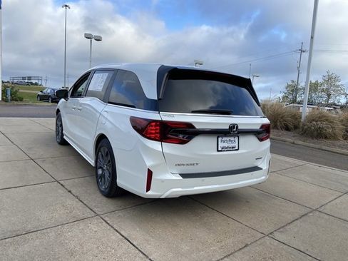 Used 2025 Honda Odyssey Touring image 9