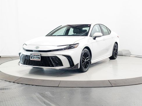 Used 2025 Toyota Camry SE FWD image 3