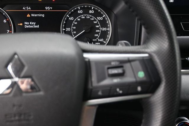 Used 2025 Mitsubishi Outlander SE FWD image 18