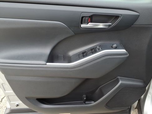 Used 2022 Toyota Highlander XLE image 17