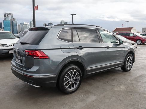 Used 2020 Volkswagen Tiguan SE w/ Panoramic Sunroof Package image 7