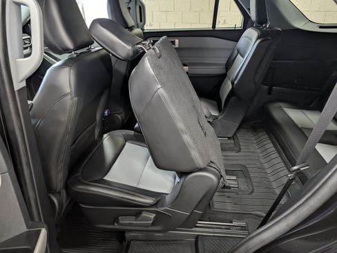 Used 2022 Ford Explorer XLT w/ Equipment Group 202A AWD/4WD image 7